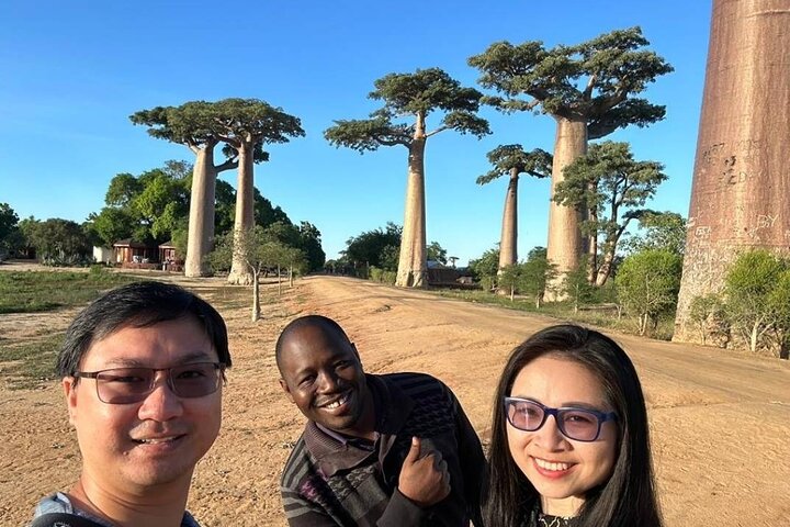 Morondava Tour : 3-day to Tsingy of Bemaraha & Baobab avenue