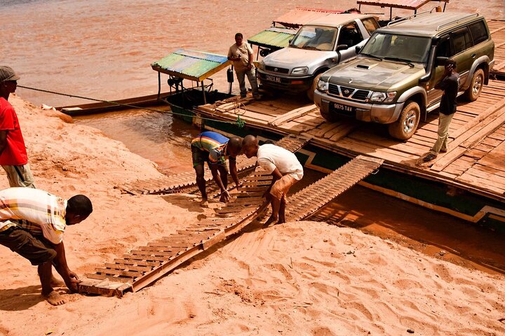 Morondava Tour : 3-day to Tsingy of Bemaraha & Baobab avenue