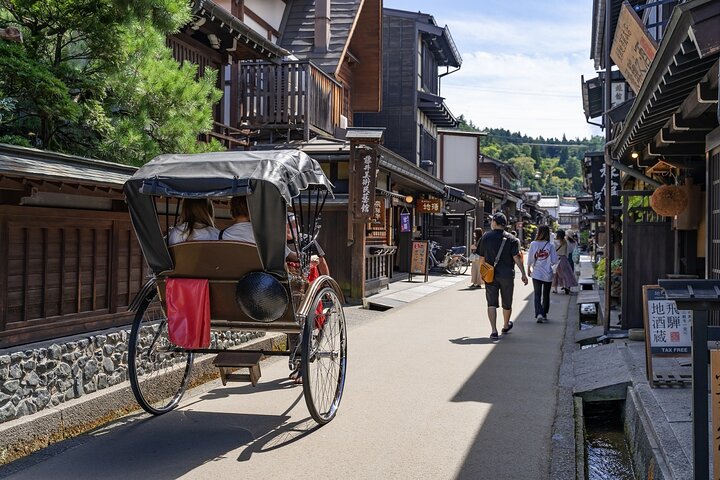 One Way Bus from Kanazawa to Takayama with a stop at Shirakawago