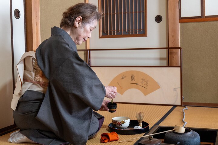 Special Ikebana Experience Guided by an Ikebana Master, Mrs. Inao