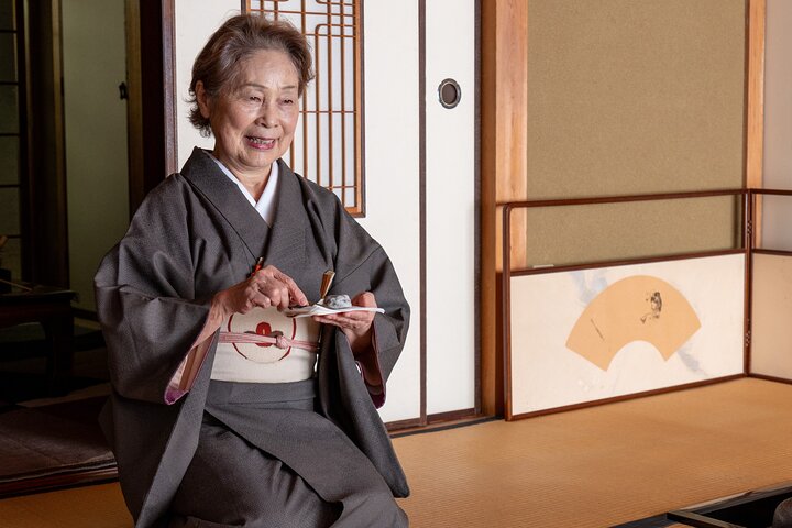 Special Ikebana Experience Guided by an Ikebana Master, Mrs. Inao