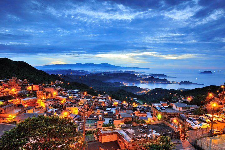 Small-Group: Yehliu, Jiufen & Pingxi Day Tour from Taipei