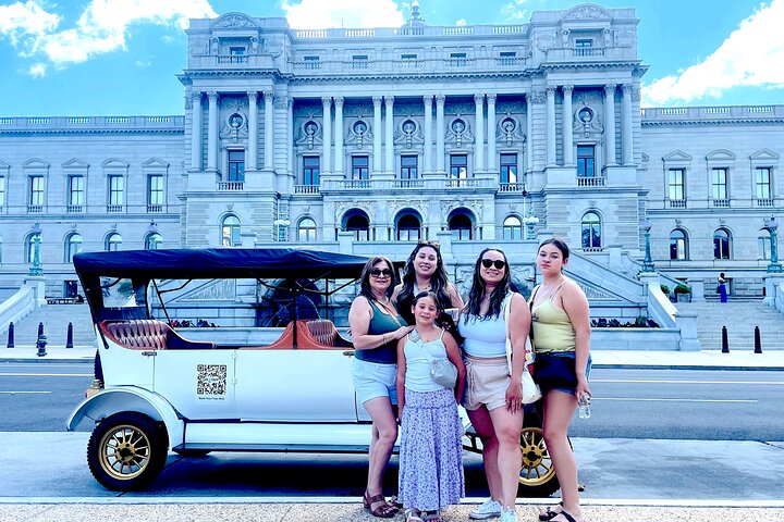 Group/Private Washington D.C Moonlight Tour in Luxury Vintage Car