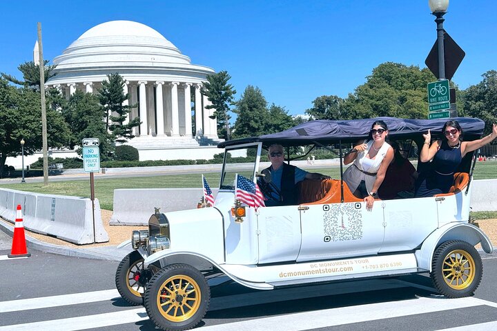 Group/Private Washington D.C Moonlight Tour in Luxury Vintage Car