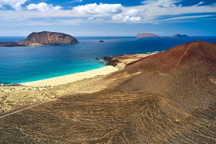 Lanzarote La Graciosa Complete Jeep Tour with Beach Time