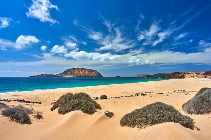 Lanzarote La Graciosa Complete Jeep Tour with Beach Time