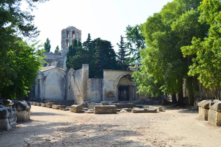 Historical Walking Tour of Ancient Arles with an APP