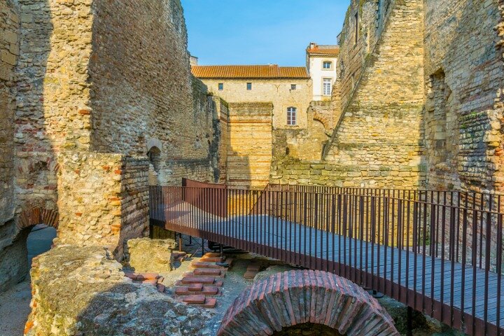 Historical Walking Tour of Ancient Arles with an APP