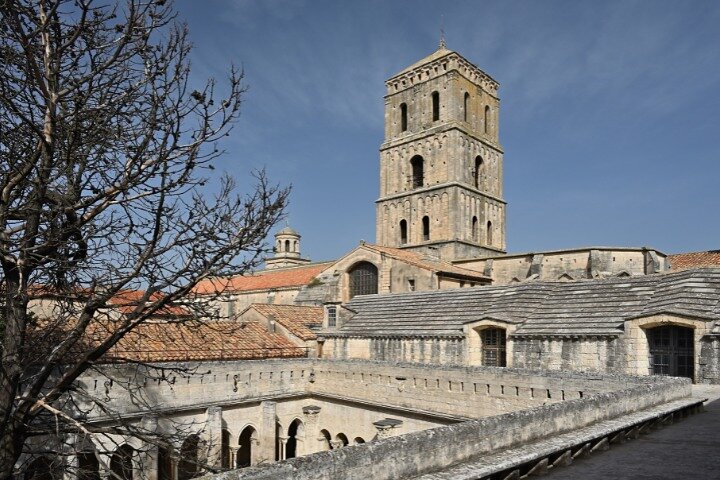 Historical Walking Tour of Ancient Arles with an APP