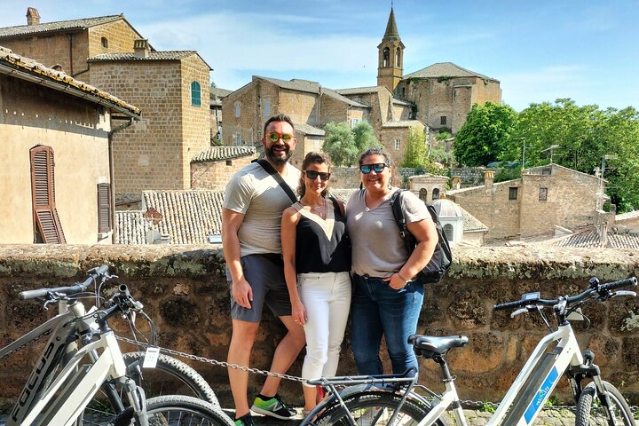 E-bike tour in Orvieto in small group: history, culture with lunch or dinner