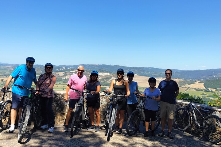 E-bike tour in Orvieto in small group: history, culture with lunch or dinner