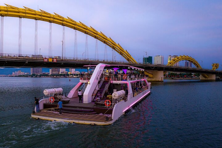 Da Nang: Poseidon Cruise with Dinner and Dragon Bridge Show