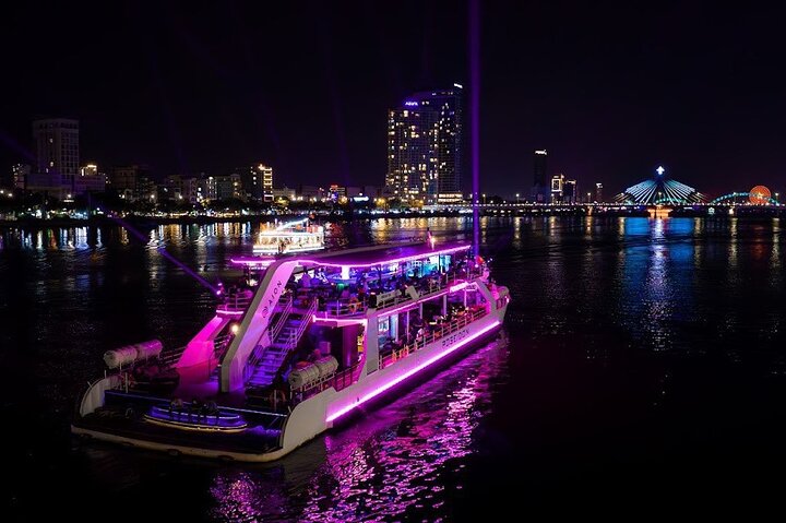 Da Nang: Poseidon Cruise with Dinner and Dragon Bridge Show
