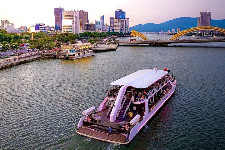 Da Nang: Poseidon Cruise with Dinner and Dragon Bridge Show
