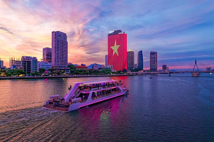 Da Nang: Poseidon Cruise with Dinner and Dragon Bridge Show