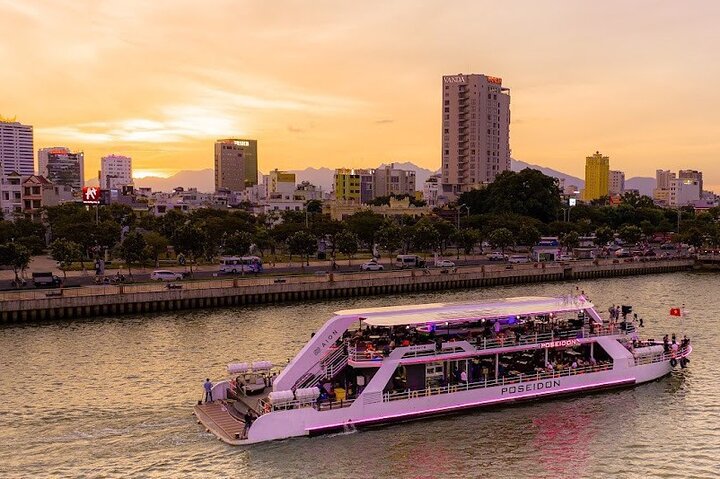 Da Nang: Poseidon Cruise with Dinner and Dragon Bridge Show