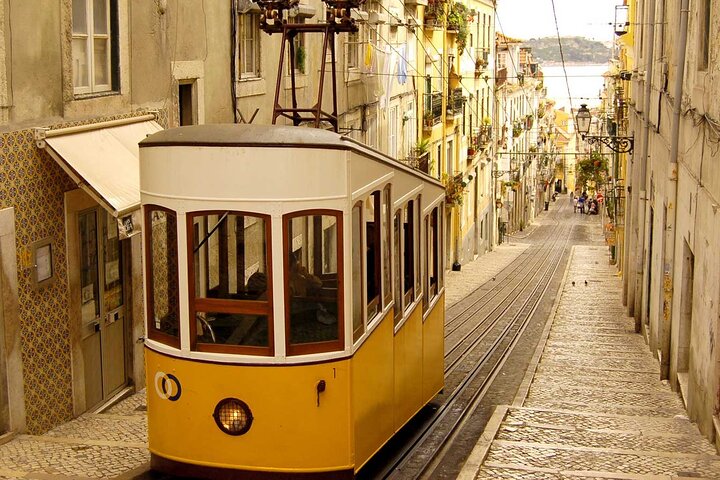 Lisbon Highlights by Van - Half Day Private Tour