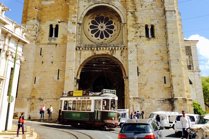 Lisbon Highlights by Van - Half Day Private Tour