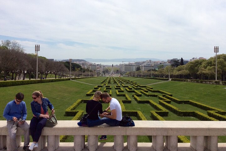 Lisbon Highlights by Van - Half Day Private Tour