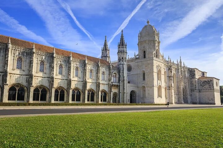 Lisbon Highlights by Van - Half Day Private Tour
