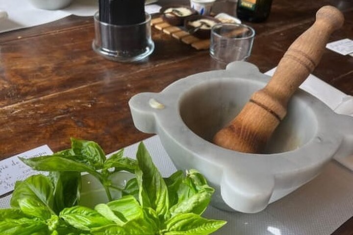 Cinque Terre: Authentic Pesto Cooking Class & Wine in Manarola