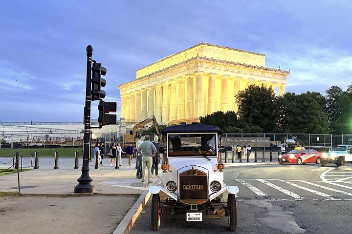 Group/Private Washington D.C Moonlight Tour in Luxury Vintage Car