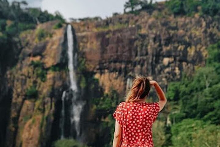 Diyaluma Waterfall and Natural Pool Bath With Lunch