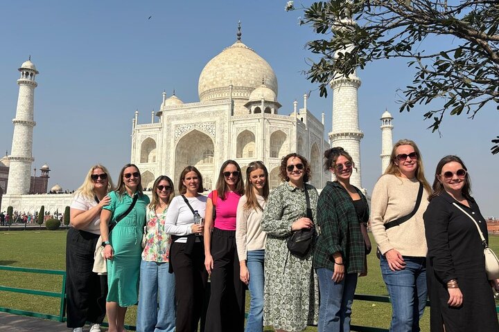 Delhi to Agra and Taj Mahal Private Day Trip by Express Train with Lunch
