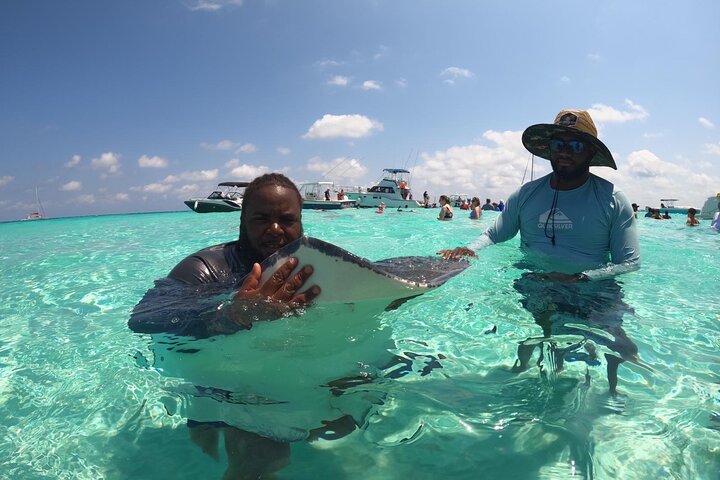 Stingray City, Star fish Point and Snorkeling Private Boat Tour