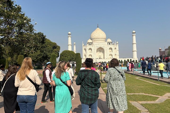 Delhi to Agra and Taj Mahal Private Day Trip by Express Train with Lunch
