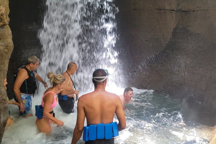 Scenic Tour of City and Rainforest, Waterfall, Sulphur Springs .
