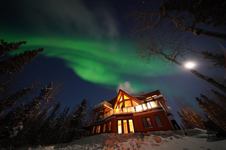 Yellowknife: Aurora Chasing + Aurora Lodge