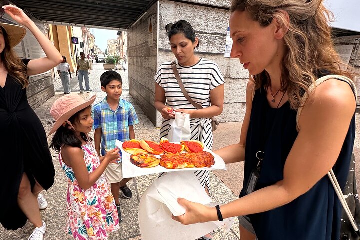 Verona walking tour:food&wine,history lunch or dinner & funicular