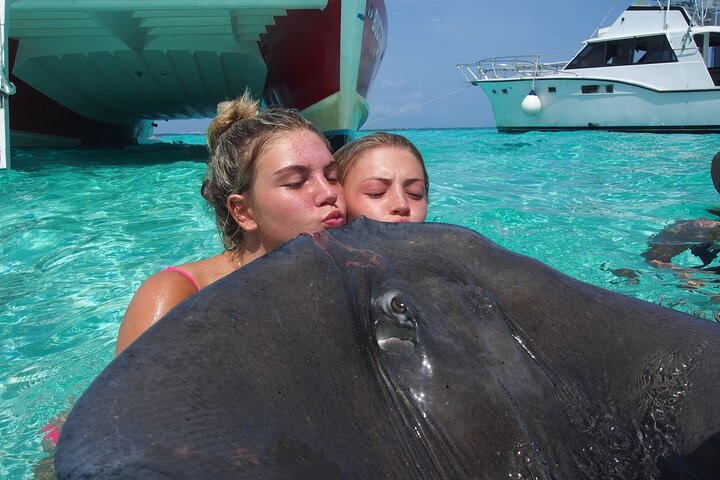 3-Stop Stingray City, Reef Snorkel & Starfish Point Tour