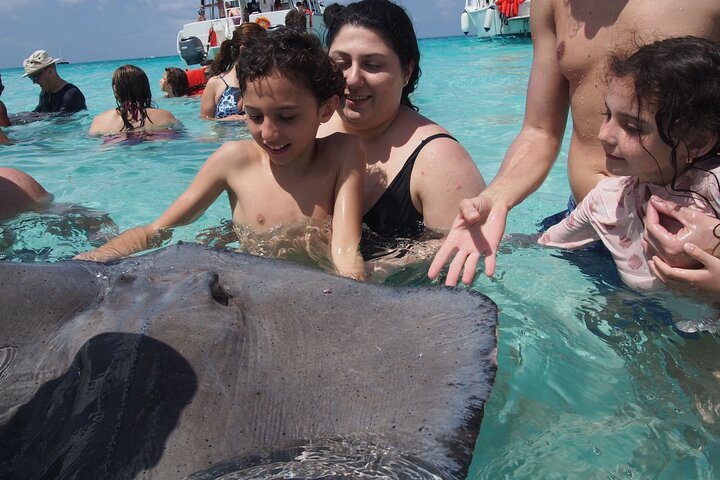3-Stop Stingray City, Reef Snorkel & Starfish Point Tour