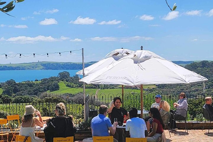 Auckland: Waiheke Island Wine Tour + Tastings & Beachfront Lunch