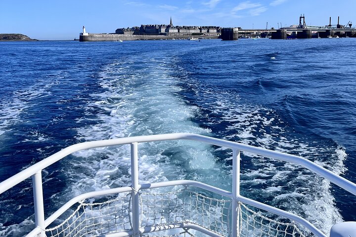 One hour boat trip with a local (Commented FR & EN)