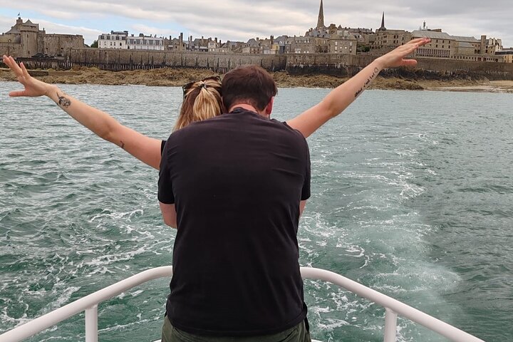 One hour boat trip with a local (Commented FR & EN)
