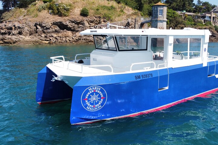 One hour boat trip with a local (Commented FR & EN)
