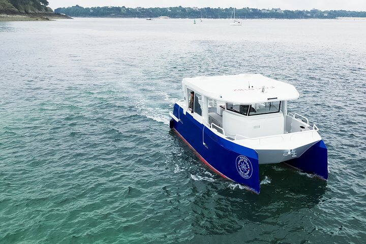 One hour boat trip with a local (Commented FR & EN)