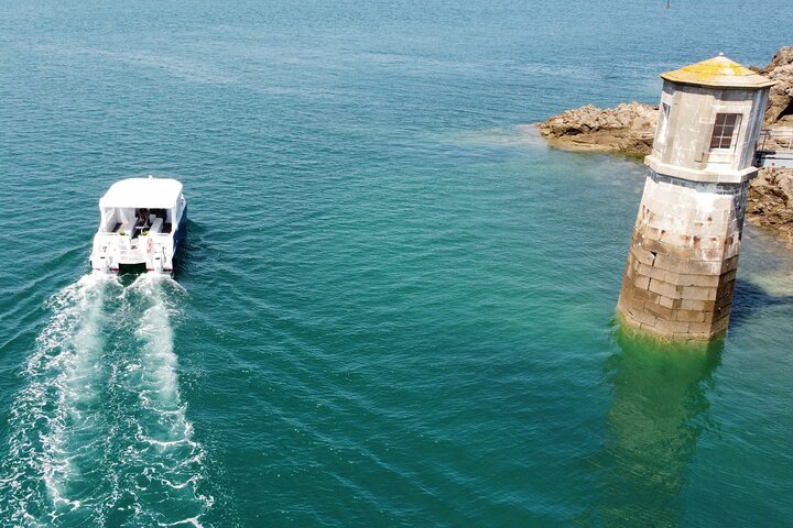 One hour boat trip with a local (Commented FR & EN)