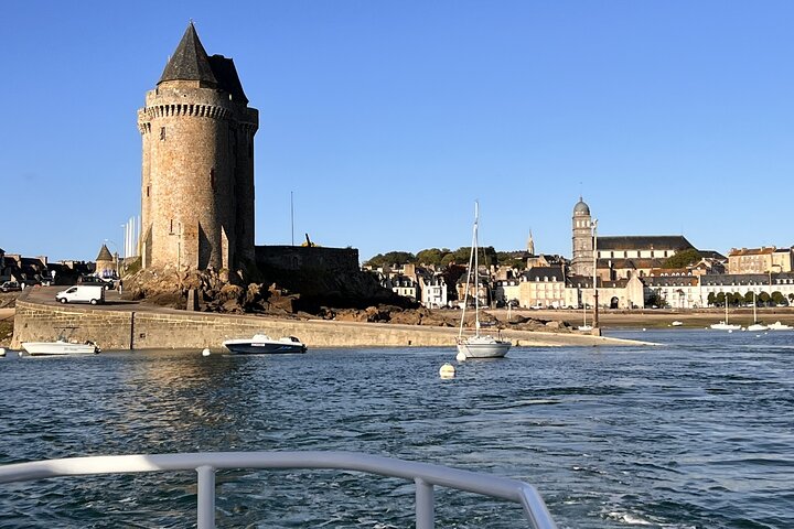 One hour boat trip with a local (Commented FR & EN)