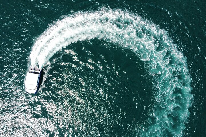 One hour boat trip with a local (Commented FR & EN)