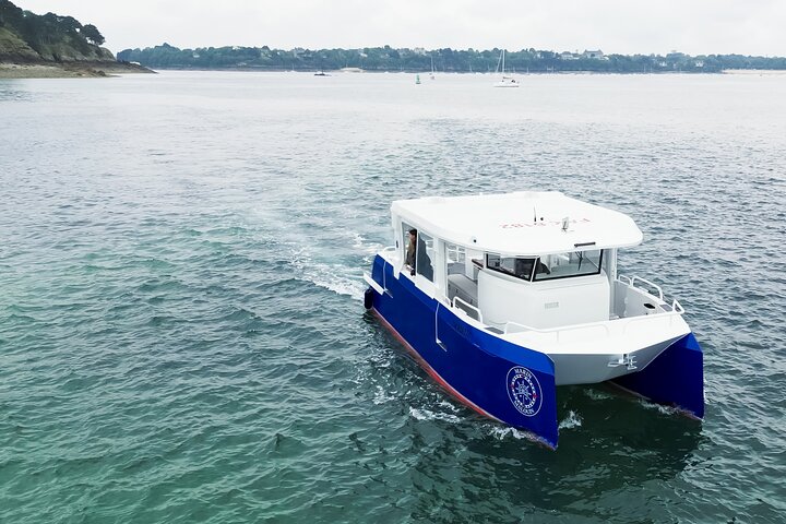Saint-Malo: 1h30 guided boat trip (Commented FR & EN)