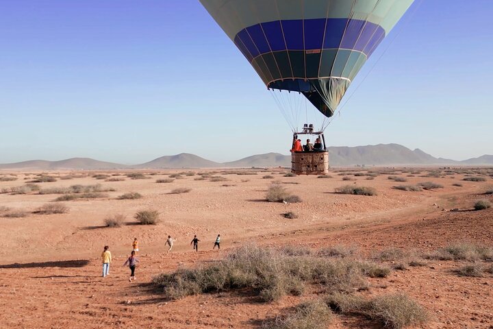 Hot air balloon flight at sunrise in Marrakech breakfast