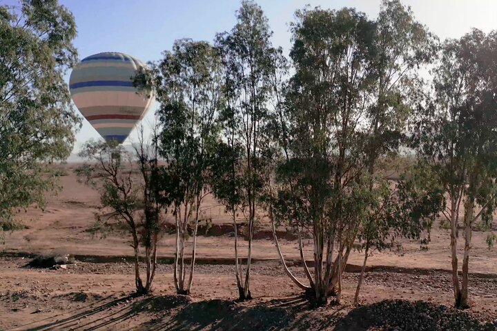Hot air balloon flight at sunrise in Marrakech breakfast