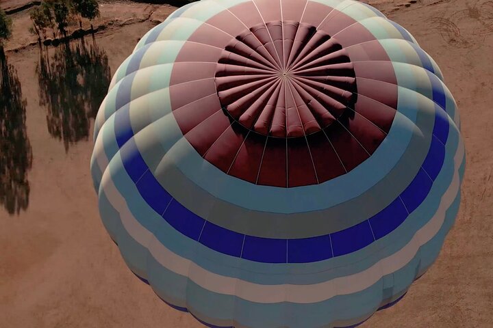 Hot air balloon flight at sunrise in Marrakech breakfast