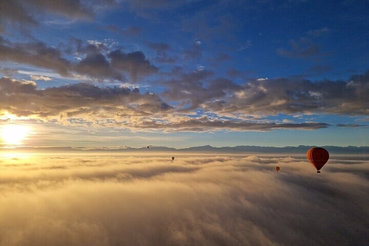 Hot air balloon flight at sunrise in Marrakech breakfast