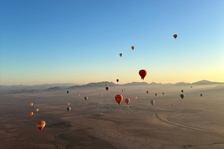 Hot air balloon flight at sunrise in Marrakech breakfast