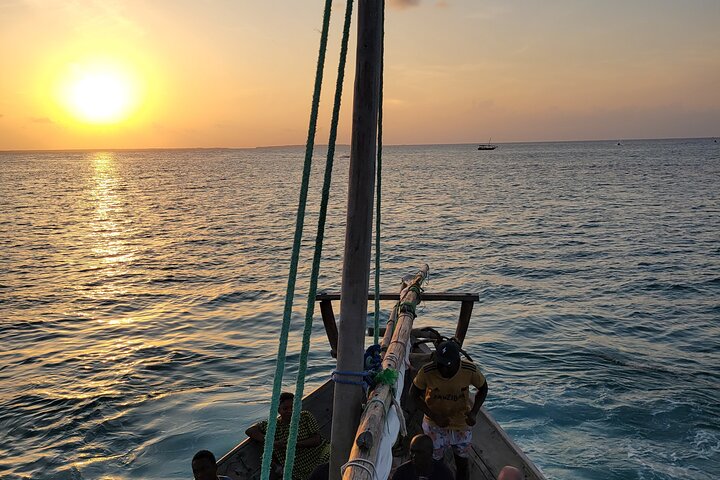 Mnemba Island Dolphin & Snorkeling Tour – Zanzibar Adventure